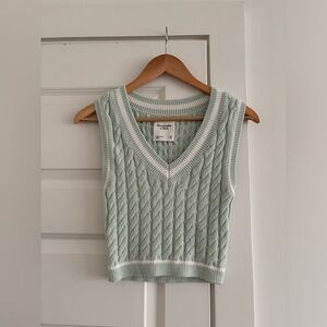 Abercrombie and Fitch light green and white sweater vest size XS new